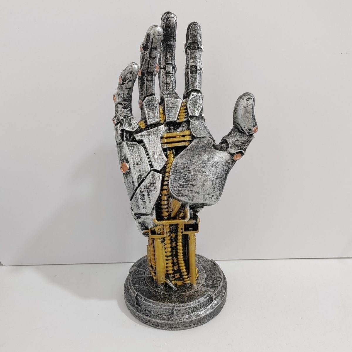 Cyberpunk Mechanical Hand Disp - Photography Game reseña y precio