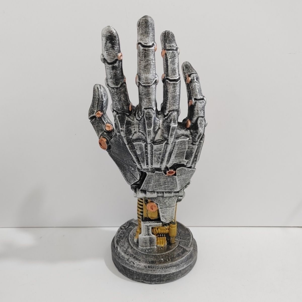 Cyberpunk Mechanical Hand Disp - Photography Game reseña y precio