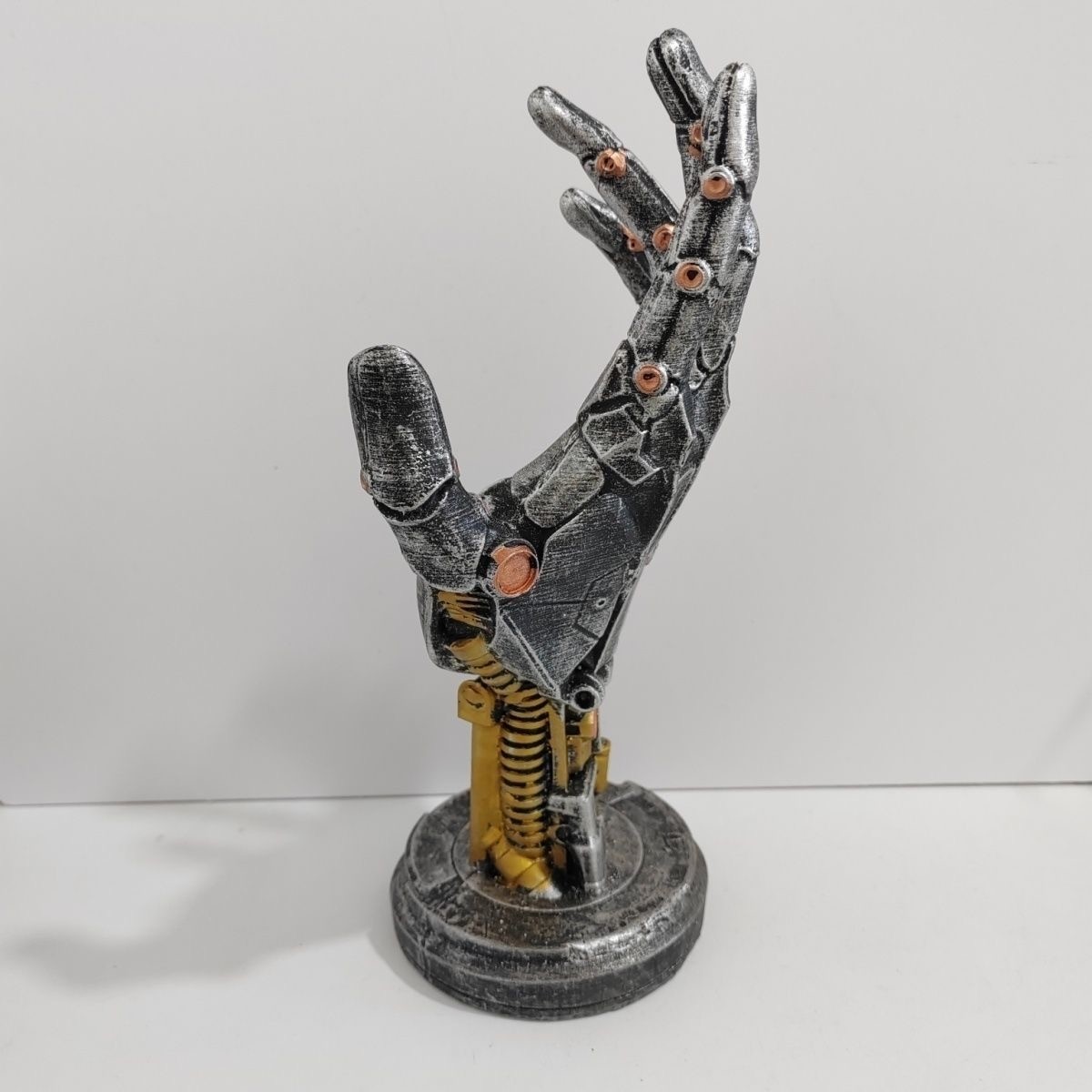 Cyberpunk Mechanical Hand Disp - Photography Game reseña y precio